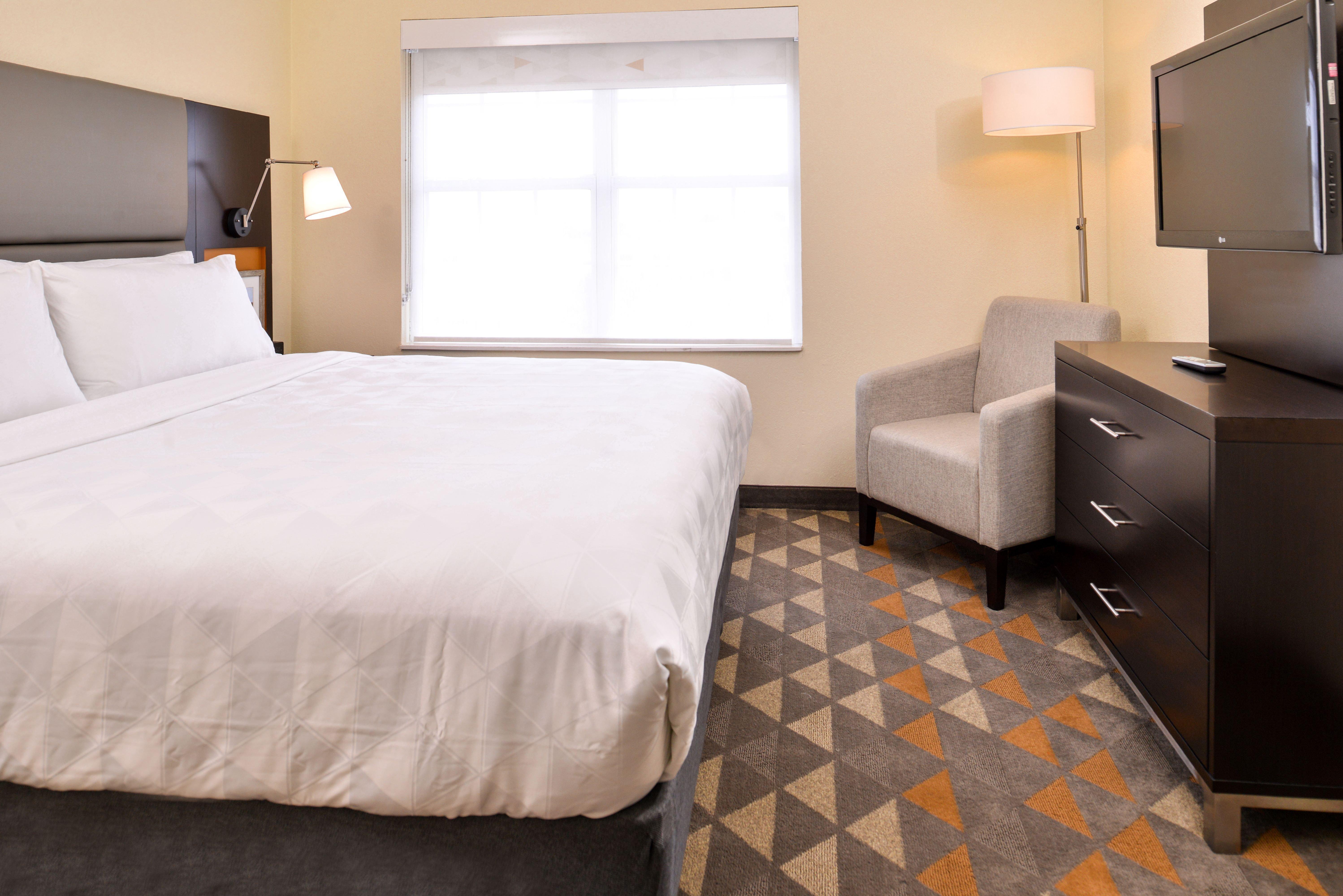 Holiday Inn And Suites Addison By Ihg Exterior photo