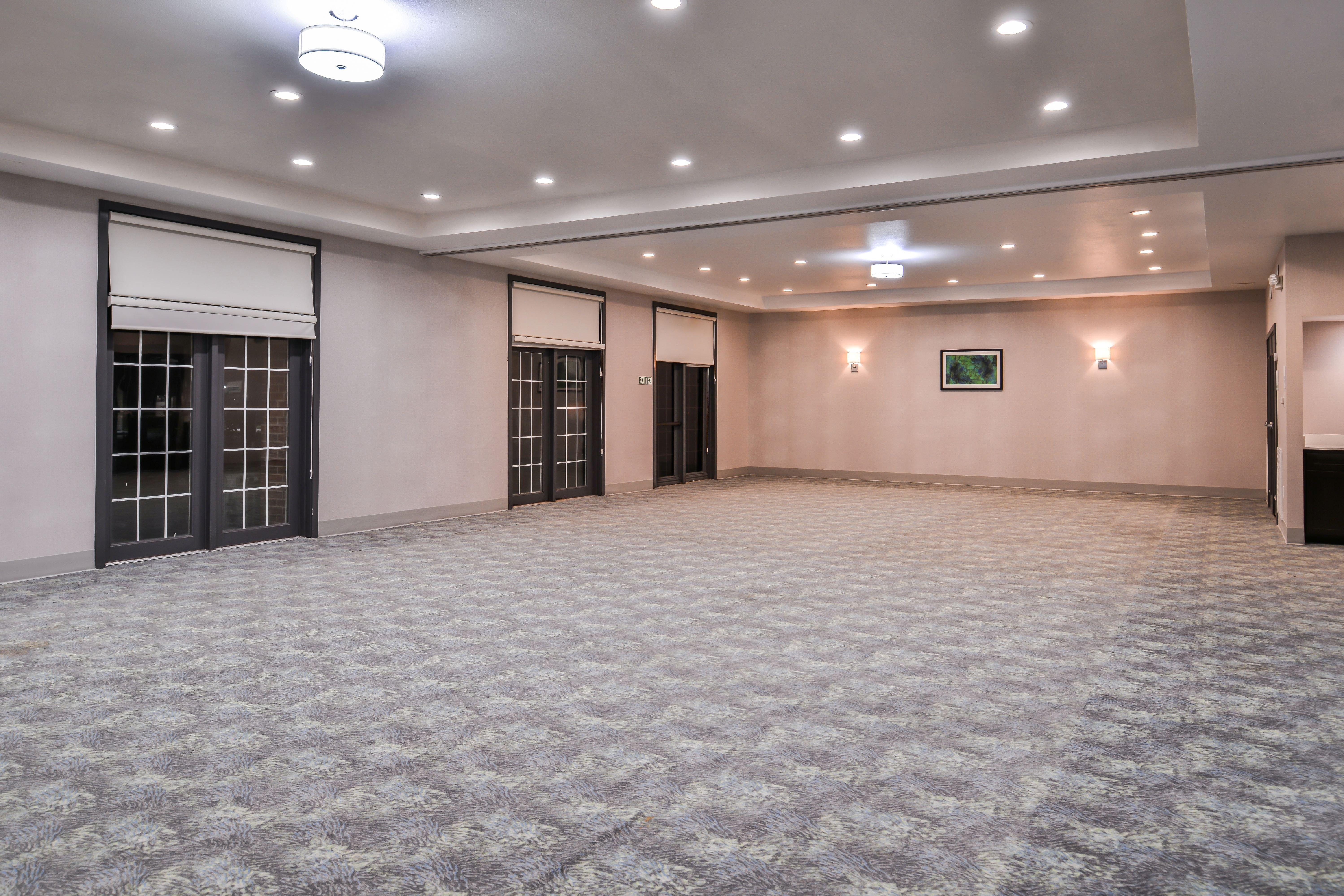 Holiday Inn And Suites Addison By Ihg Exterior photo