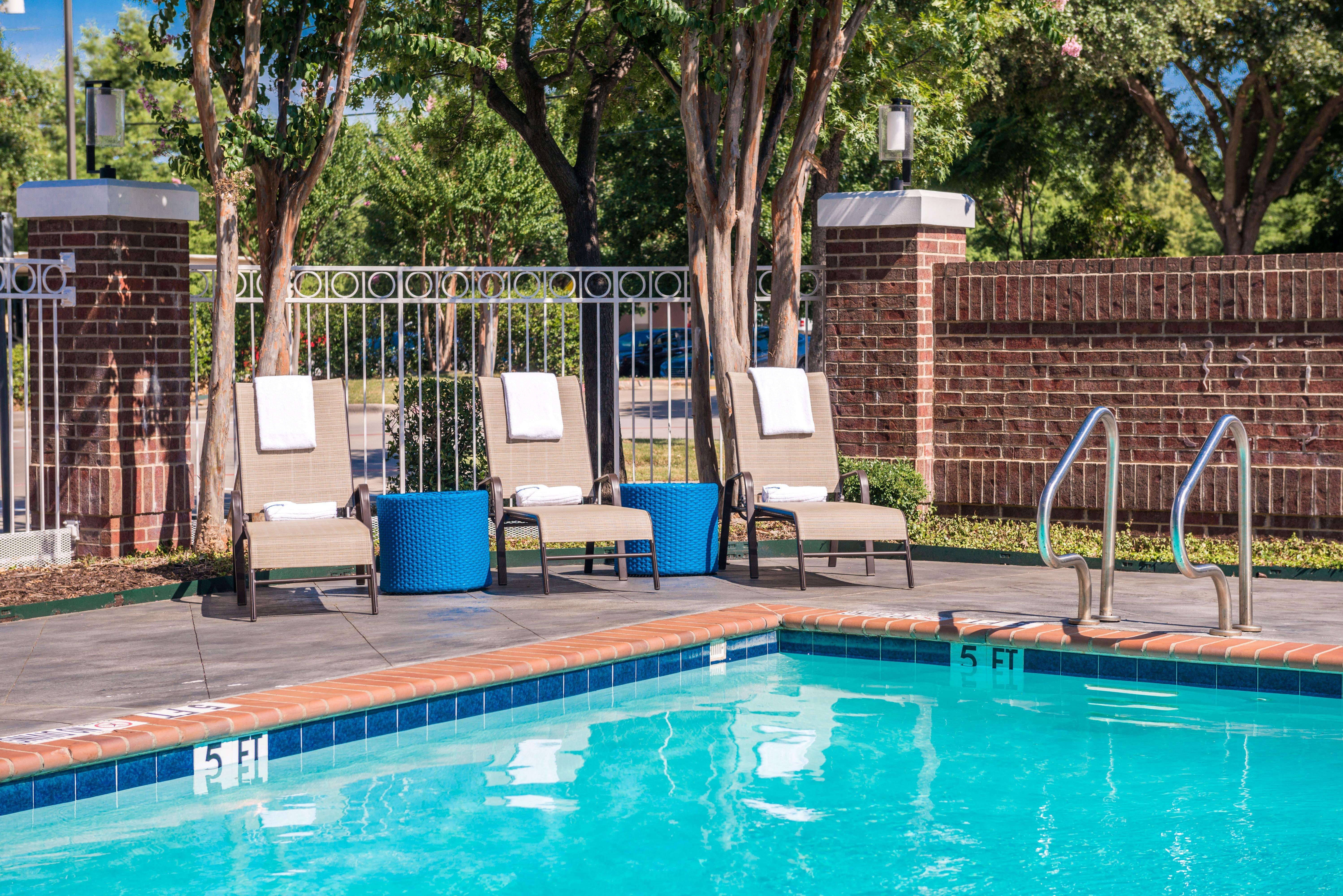 Holiday Inn And Suites Addison By Ihg Exterior photo