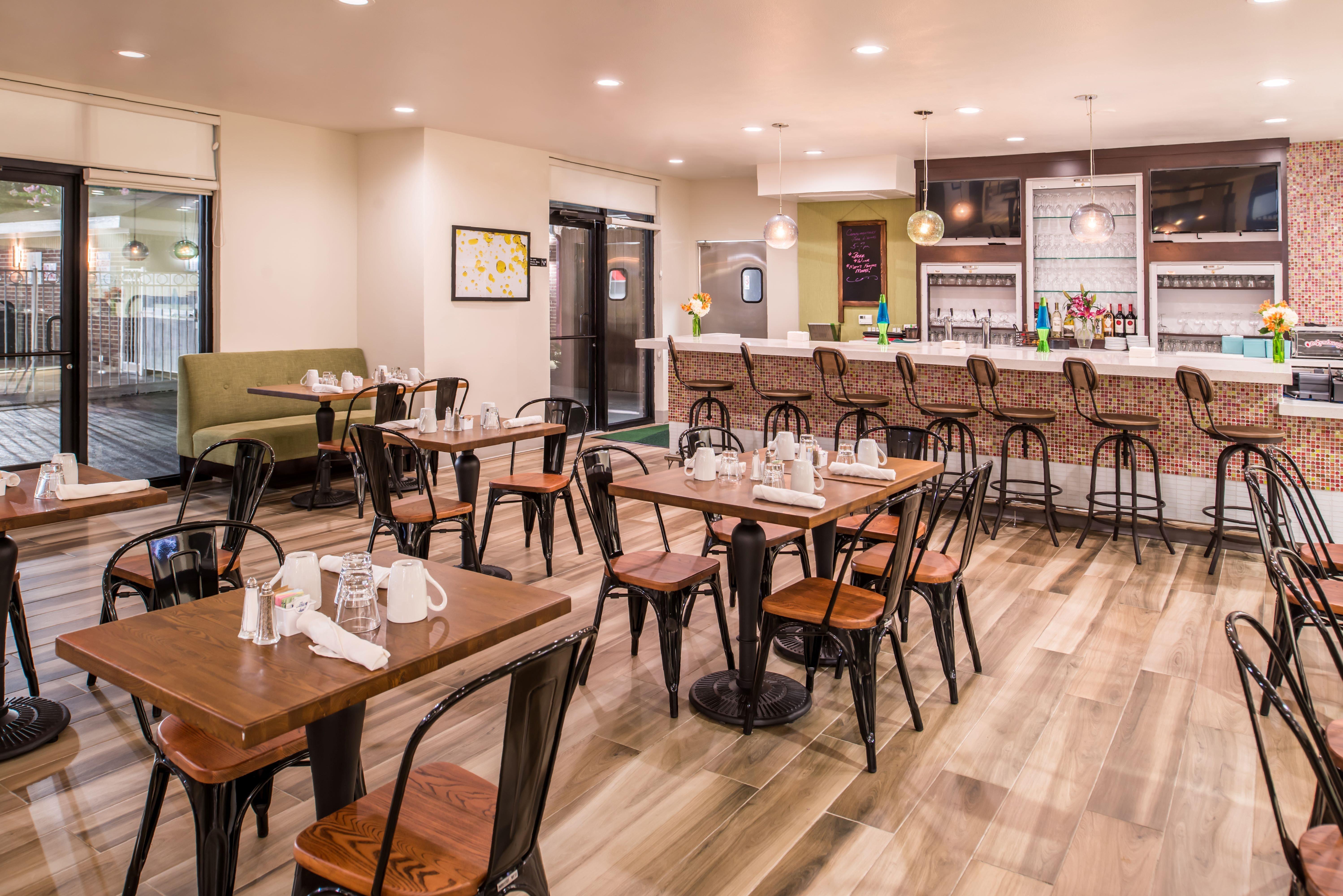 Holiday Inn And Suites Addison By Ihg Exterior photo