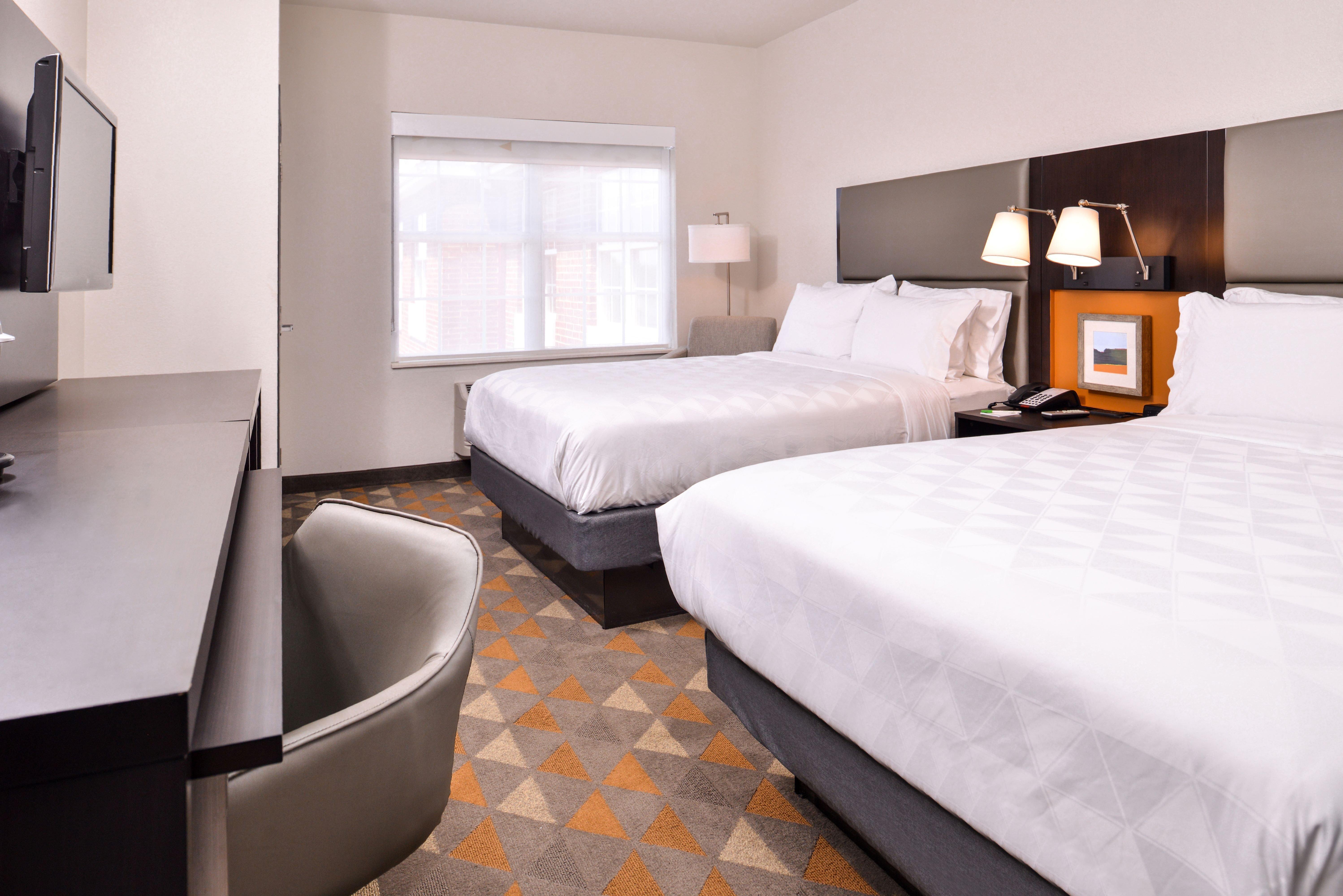Holiday Inn And Suites Addison By Ihg Exterior photo