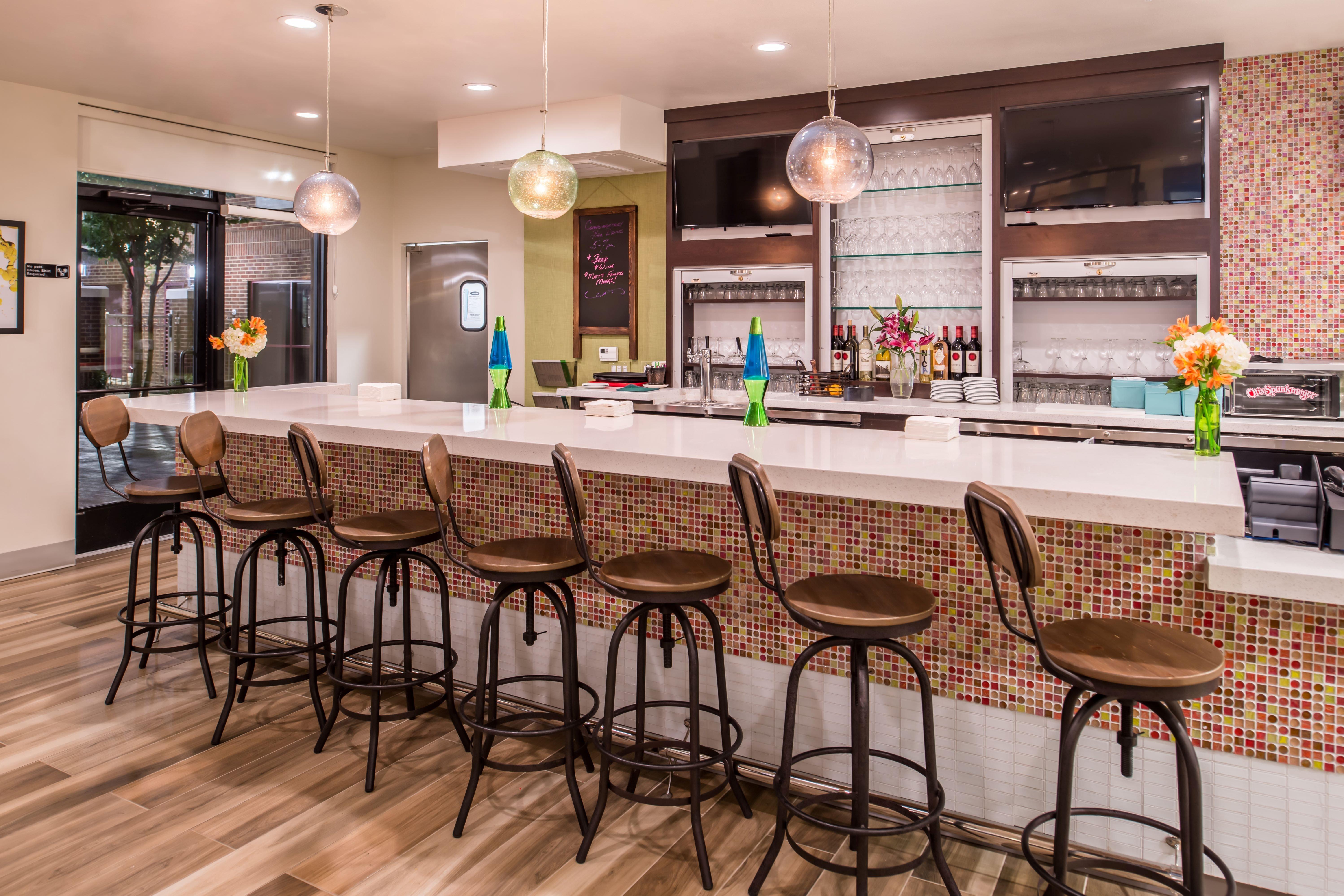 Holiday Inn And Suites Addison By Ihg Exterior photo