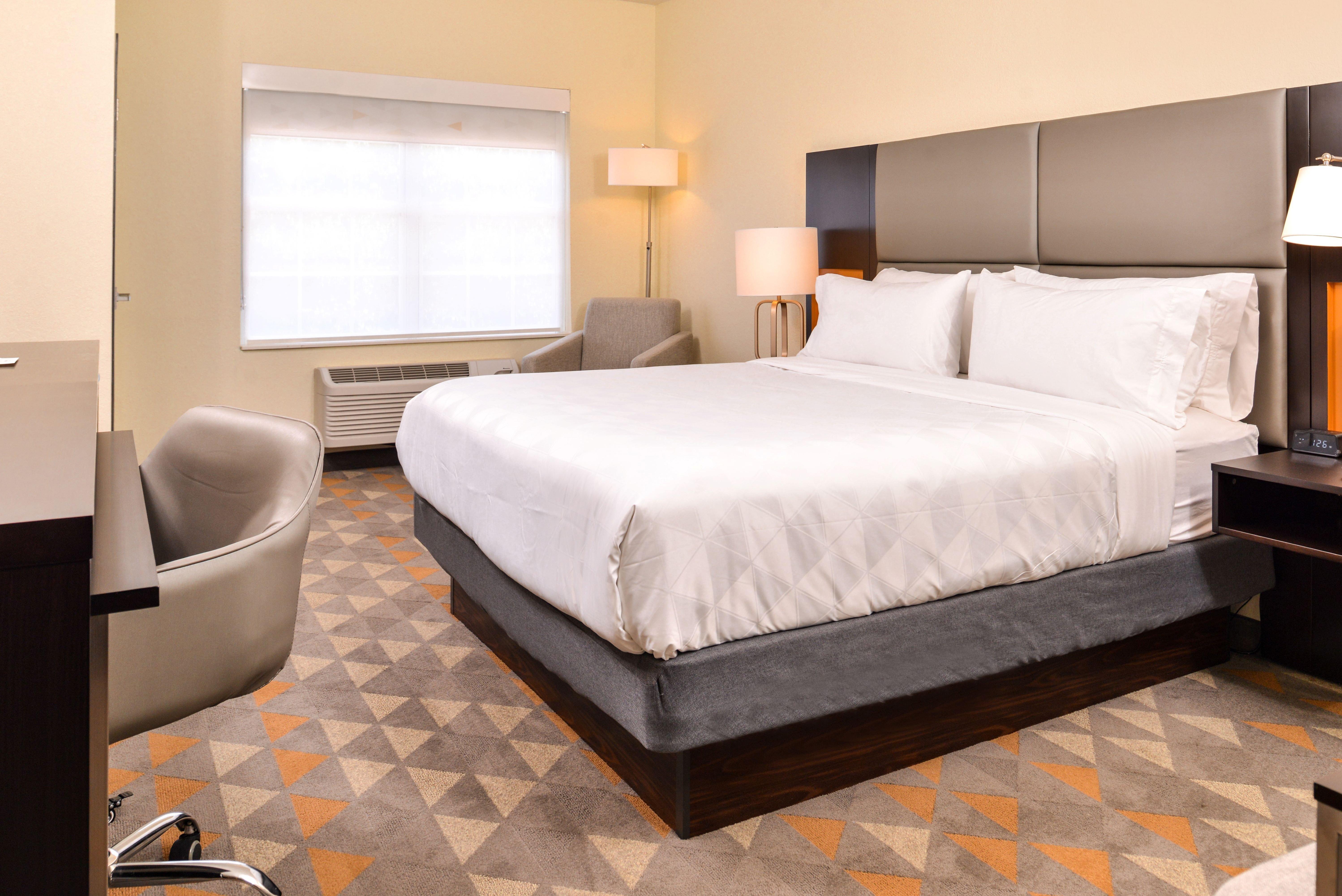 Holiday Inn And Suites Addison By Ihg Exterior photo