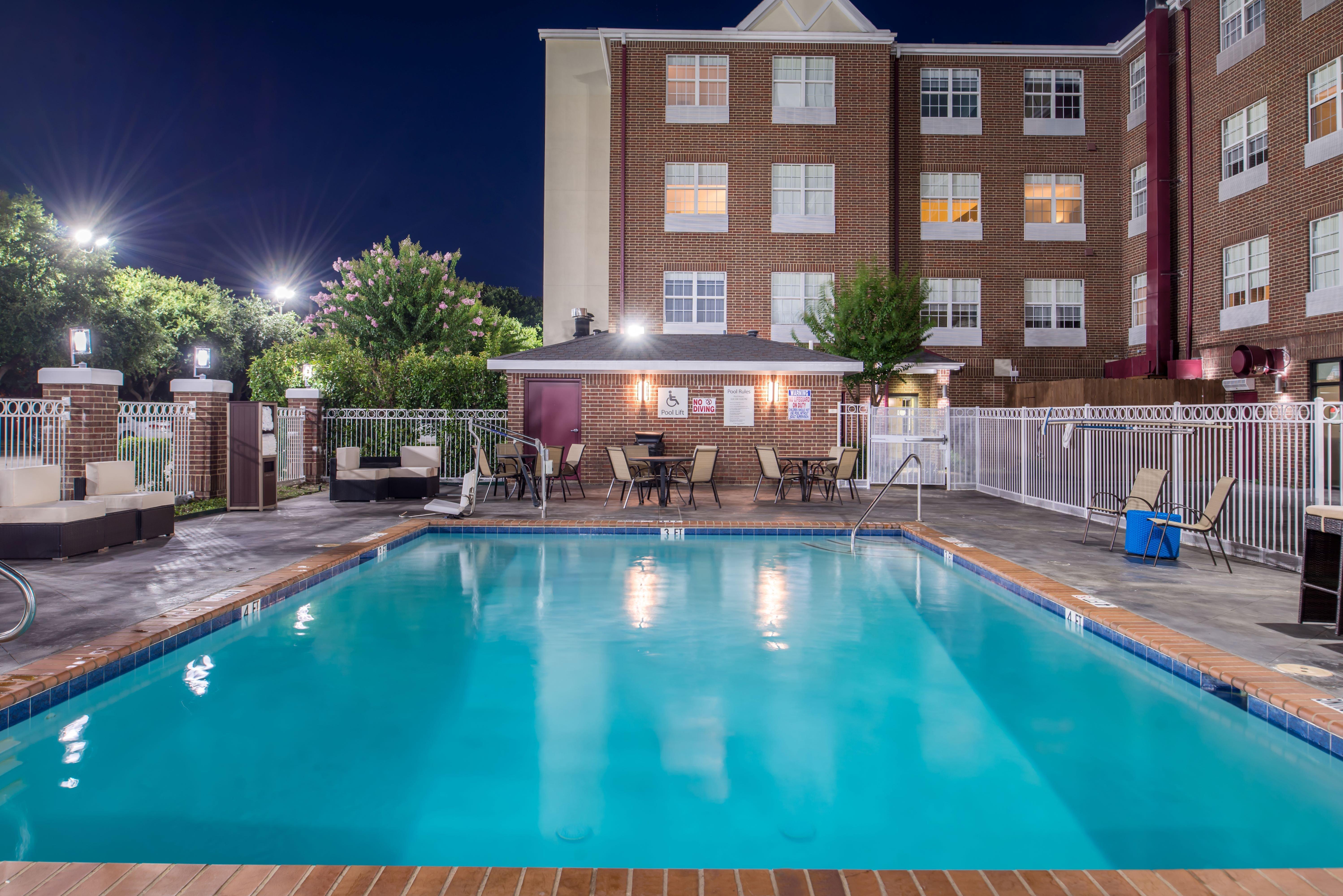 Holiday Inn And Suites Addison By Ihg Exterior photo