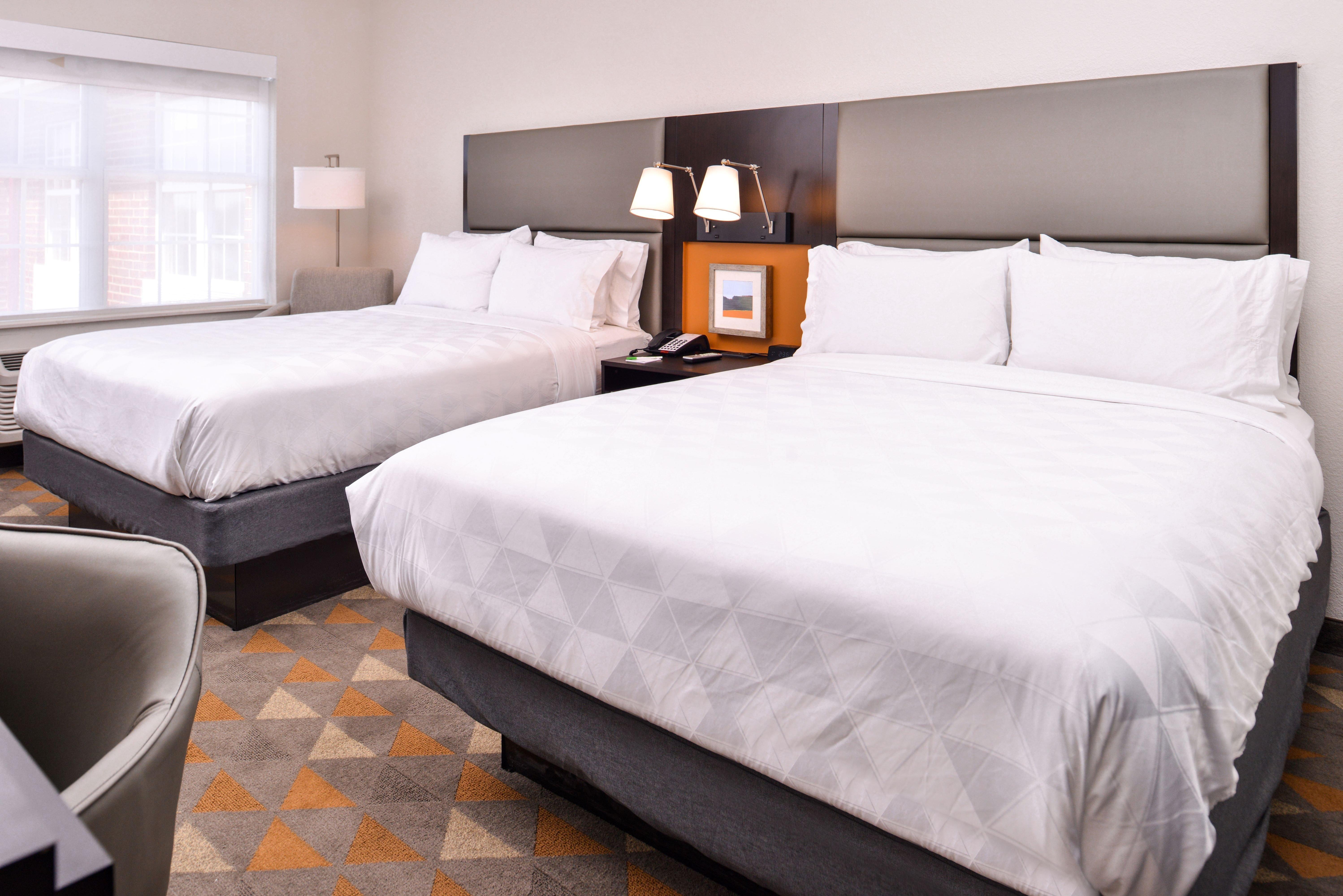 Holiday Inn And Suites Addison By Ihg Exterior photo