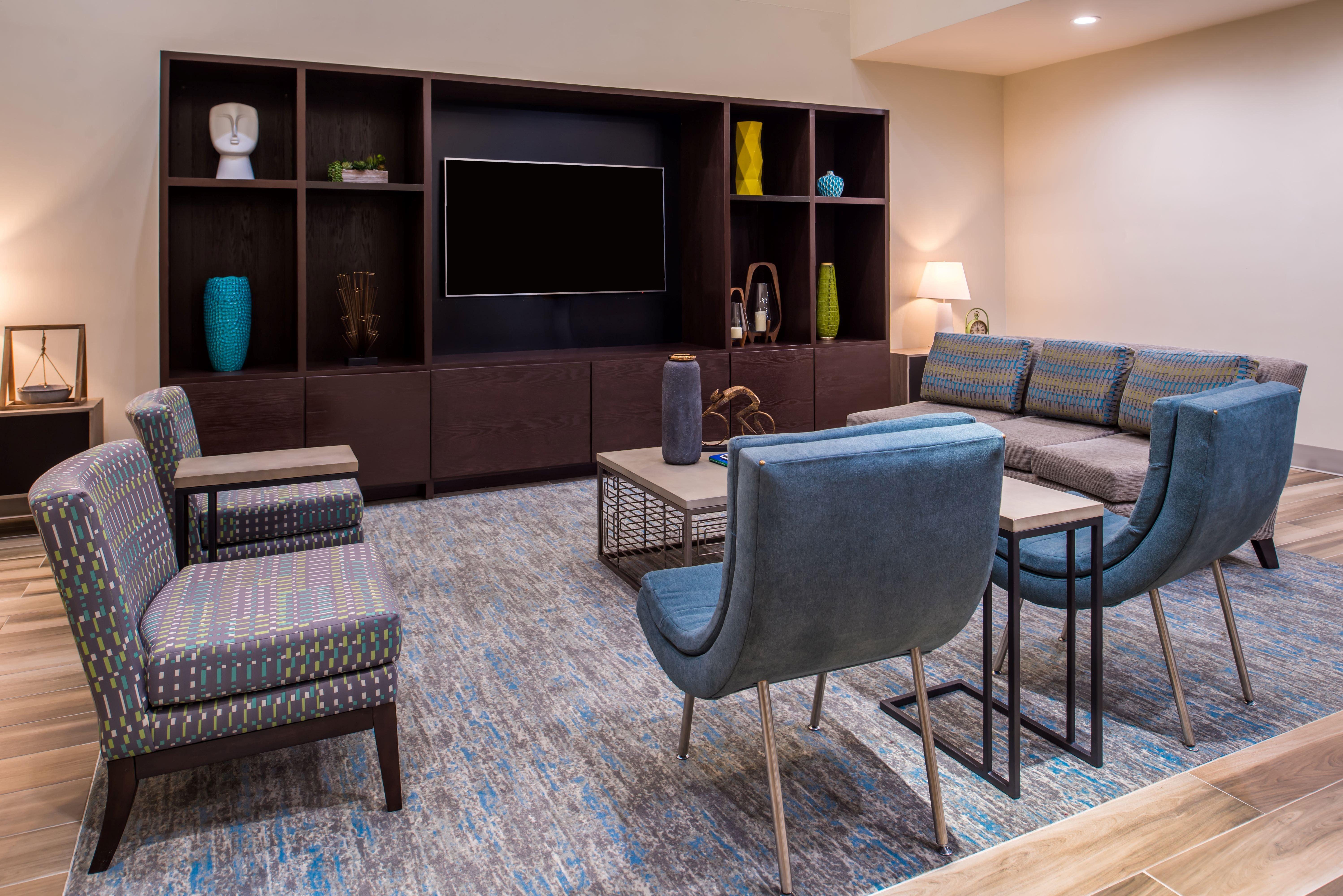 Holiday Inn And Suites Addison By Ihg Exterior photo