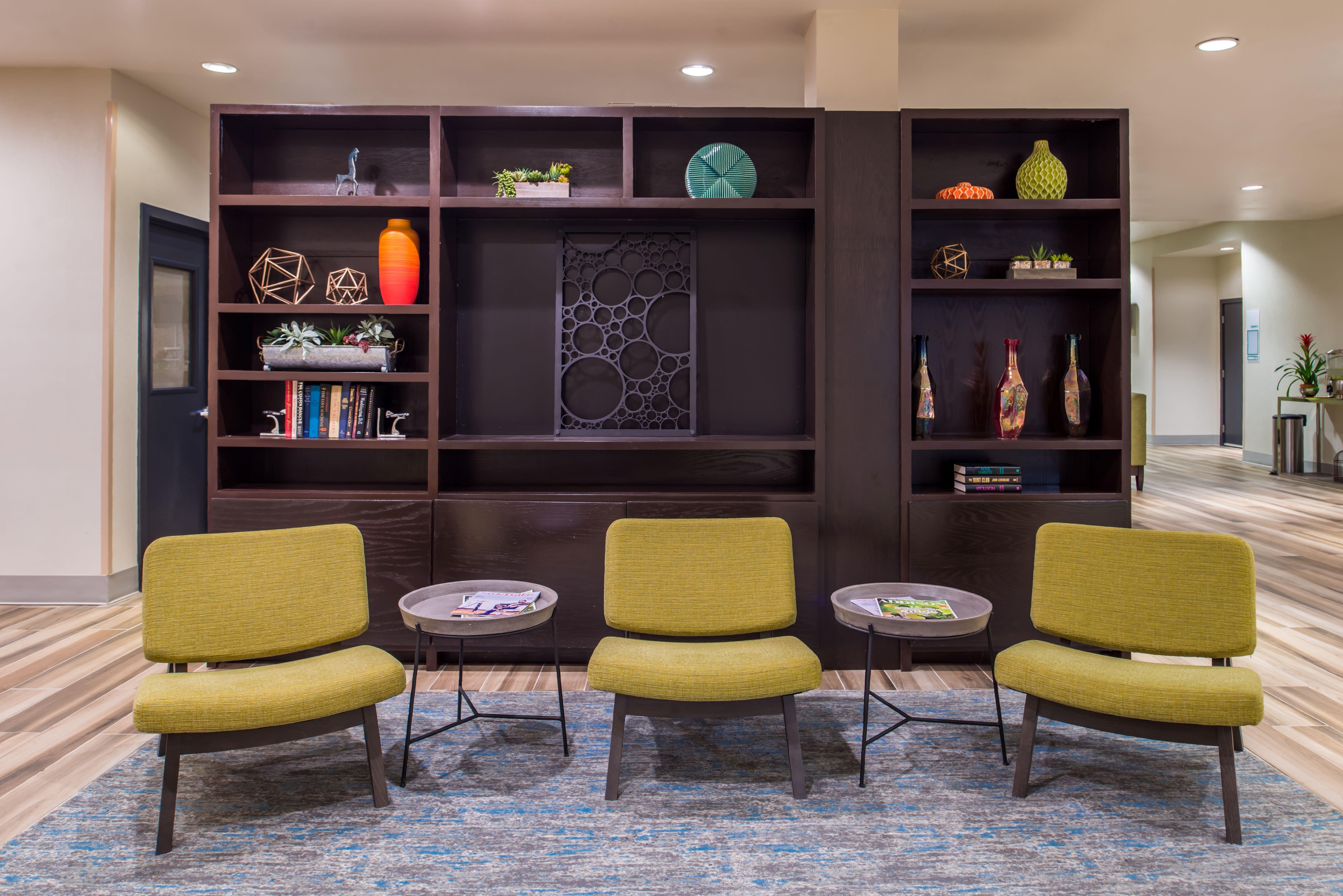 Holiday Inn And Suites Addison By Ihg Exterior photo
