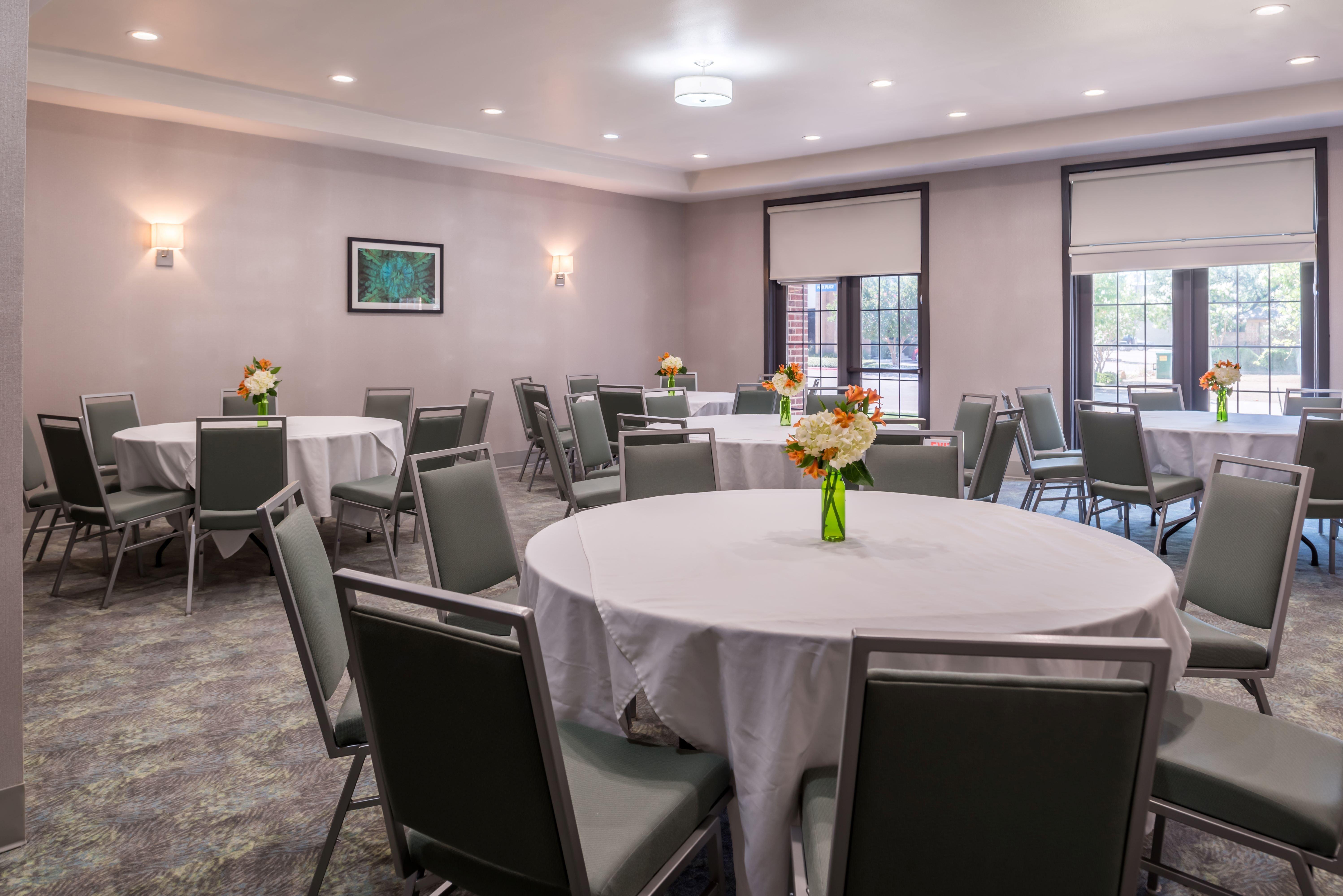 Holiday Inn And Suites Addison By Ihg Exterior photo