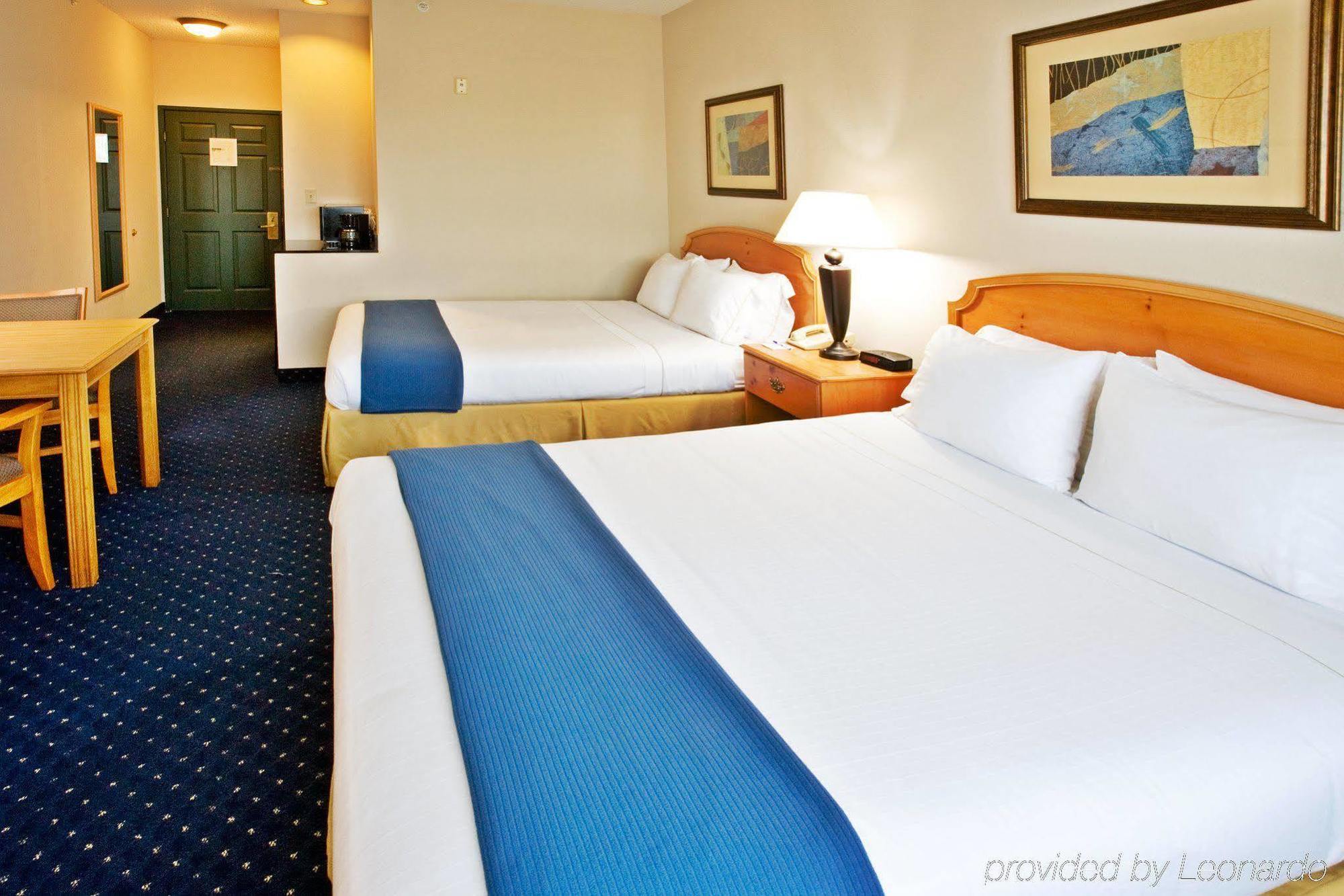Holiday Inn And Suites Addison By Ihg Room photo