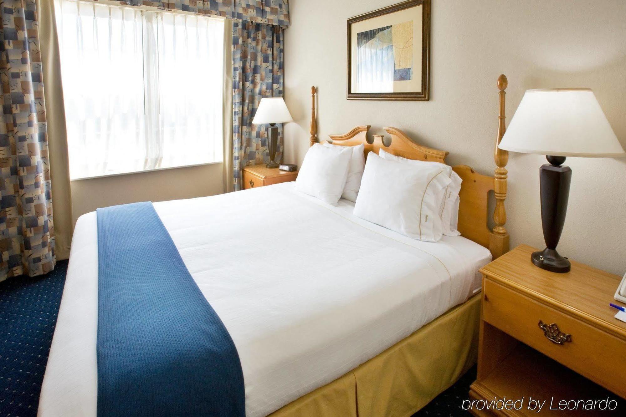 Holiday Inn And Suites Addison By Ihg Room photo