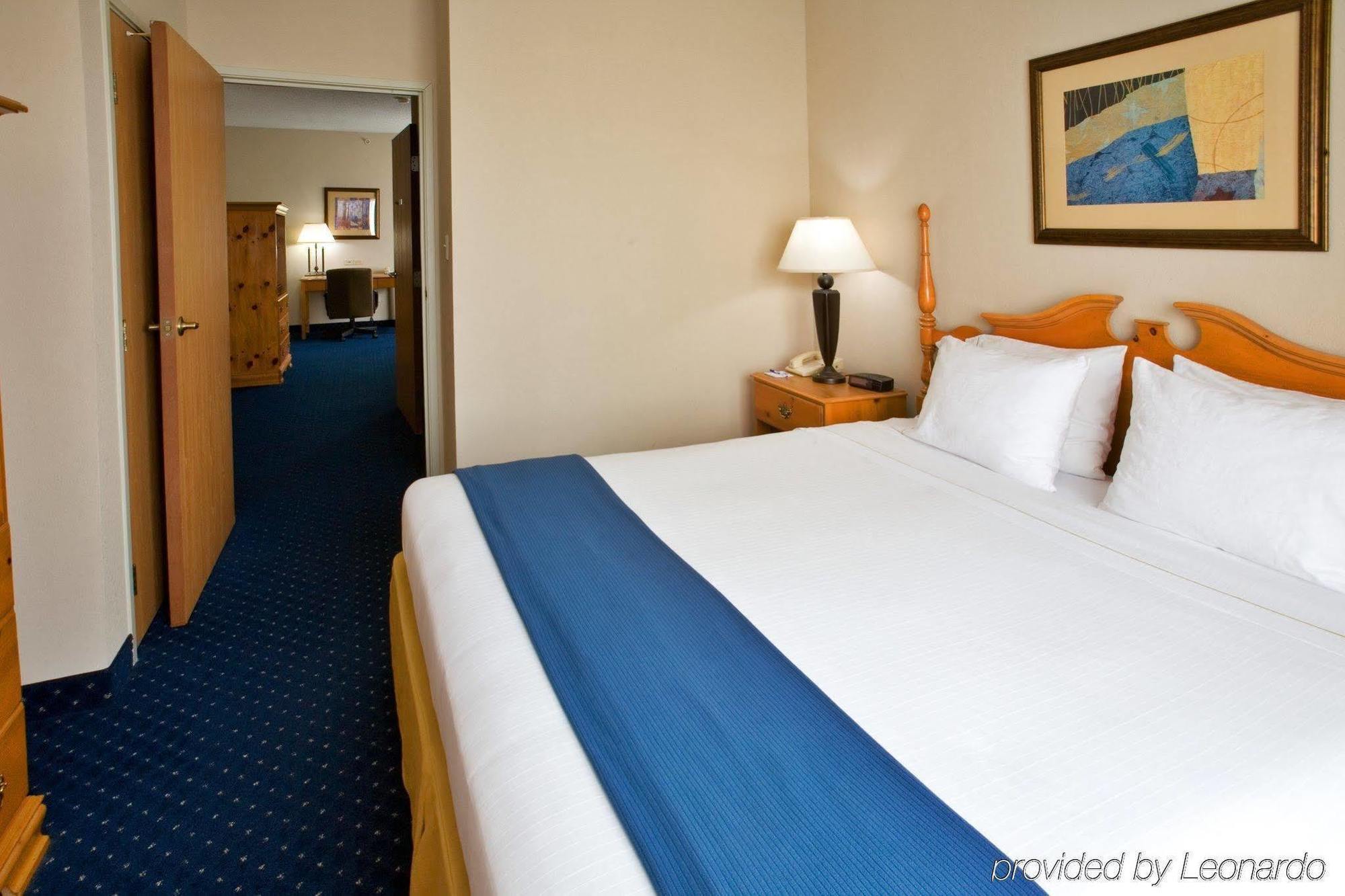 Holiday Inn And Suites Addison By Ihg Room photo